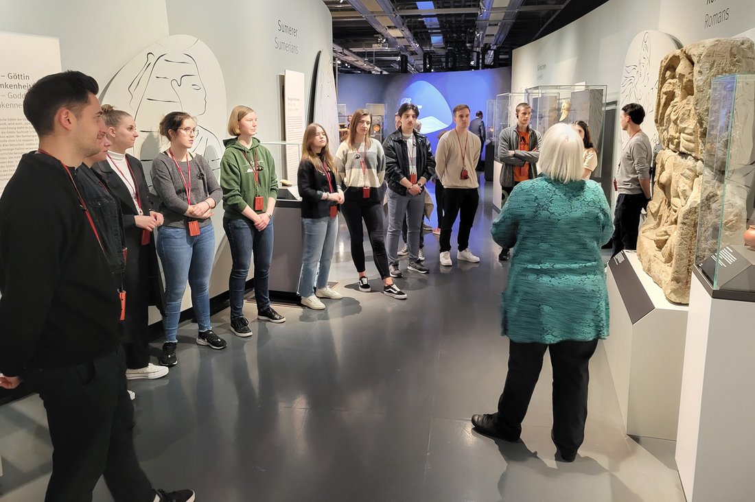Studierende besuchen Sonderausstellung im Landesmuseum