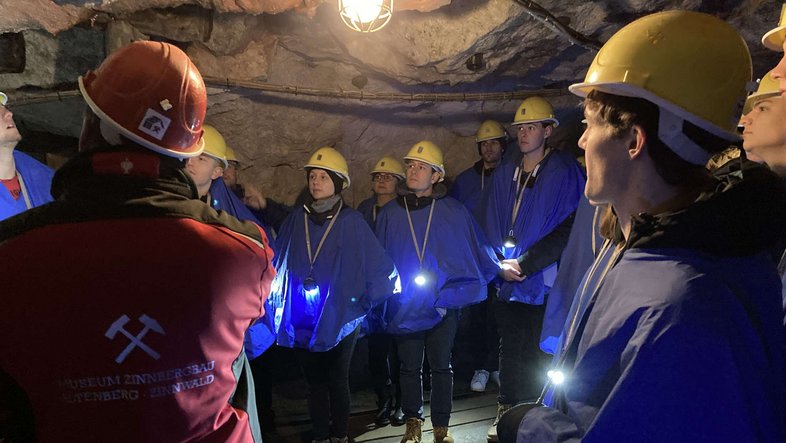 Die Gruppe unter Tage im Besucherbergwerk Zinnwald