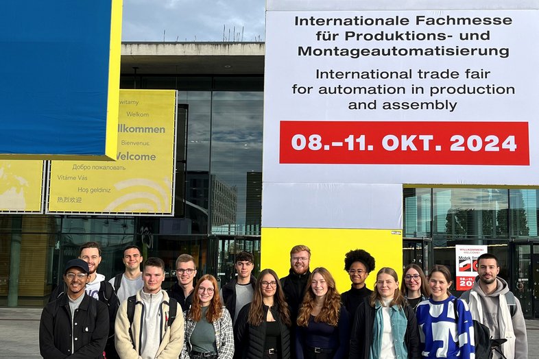 Gruppenbild Eingang MOTEK, Studiengang Wirtschaftsingenieurwesen International Business und Management 