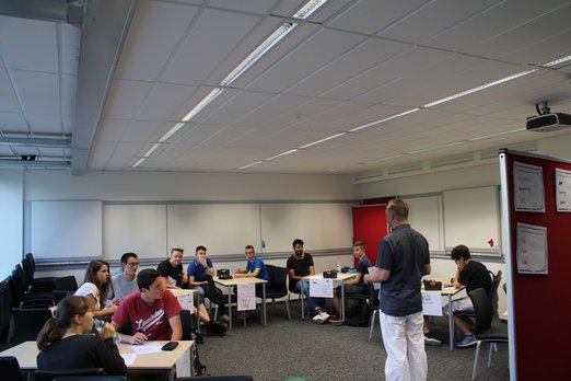 Schüler*innen üben sich als Manager*innen bei den Management Simulation Days an der DHBW Stuttgart