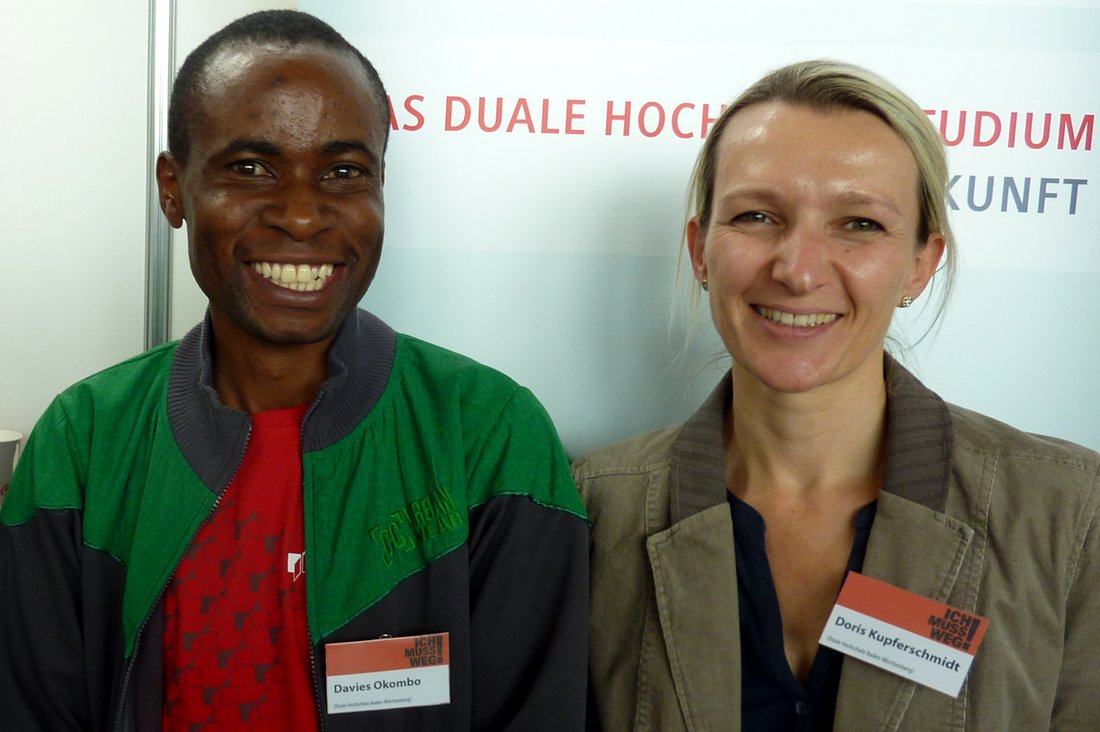 Davies Okombo und Doris Kupferschmidt, Leiterin des ZIK