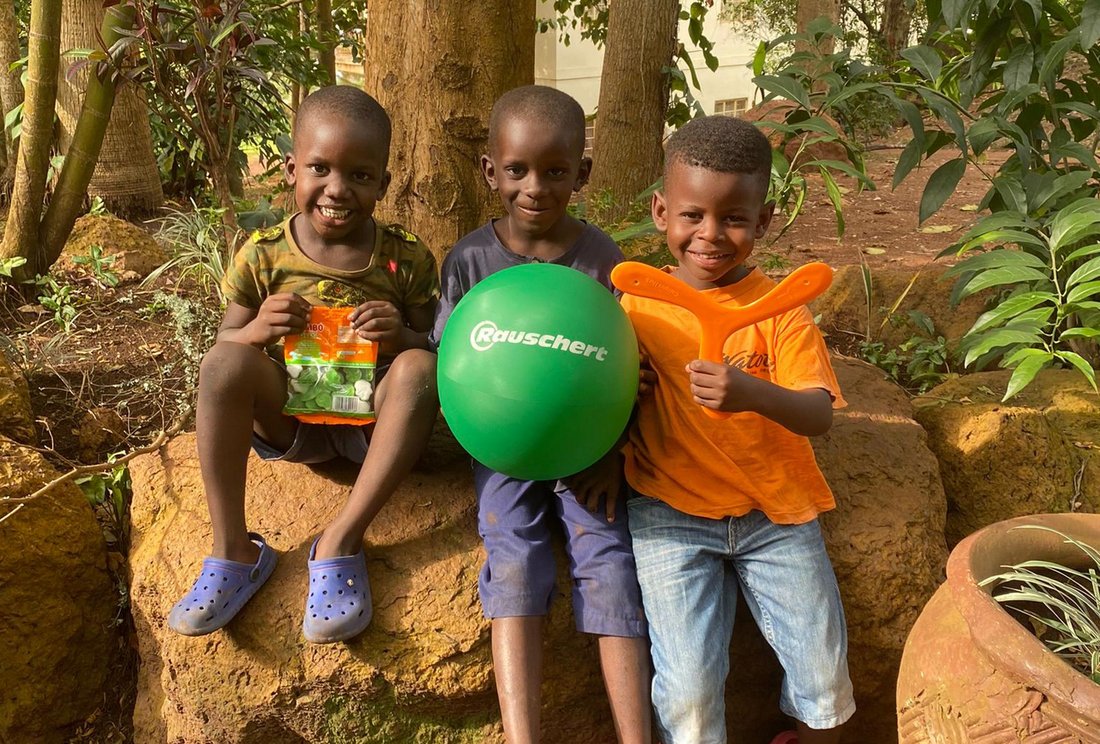 Kinder in Afrika mit Bumerang