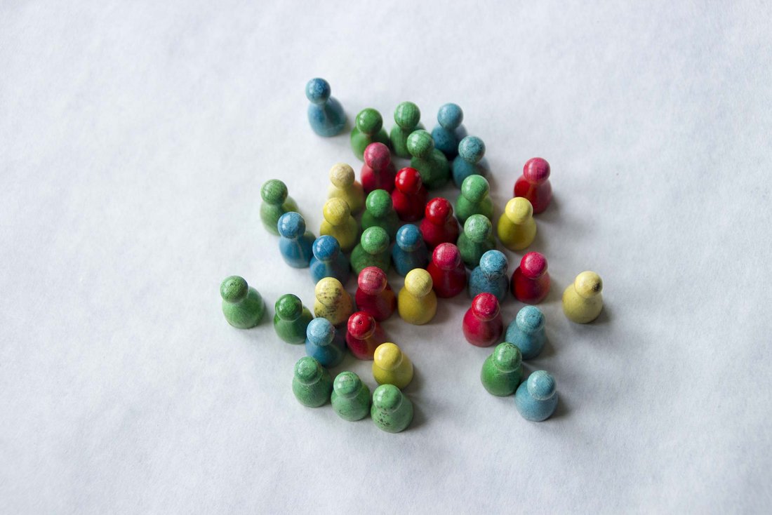 Titelbild-Foto der neuen Insights-Ausgabe mit verschiedenfarbigen Spielsteinen.