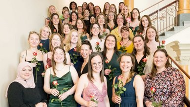 Nach 7 Semestern haben die Studentinnen es geschafft: Sie sind die ersten Absolventinnen des dualen Studiengangs Angewandte Hebammenwissenschaft. Gruppenfoto auf einer Treppe der ersten Absolventinnen der Angewandten Hebammenwissenschaft