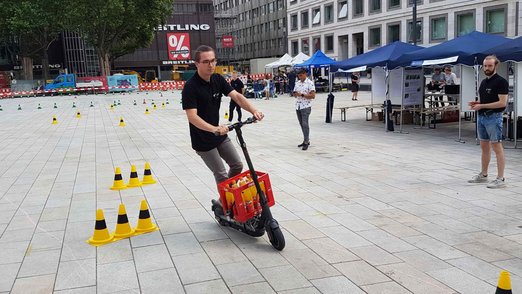 E-Scooter-Fahrt durch den Parcour auf dem Marktplatz Stuttgart