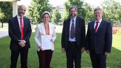 Wirtschaftsministerin Dr. Nicole Hoffmeister-Kraut überreichte den Förderbescheid an Prof. Dr. Dirk Reichardt und Prof. Dr. Thomas Kessel (beide DHBW Stuttgart) sowie Prof. Dr. Peter Väterlein (Vizepräsident der DHBW) 