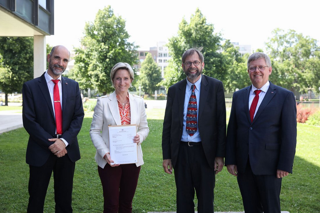 Wirtschaftsministerin Dr. Nicole Hoffmeister-Kraut überreichte den Förderbescheid an Prof. Dr. Dirk Reichardt und Prof. Dr. Thomas Kessel (beide DHBW Stuttgart) sowie Prof. Dr. Peter Väterlein (Vizepräsident der DHBW) 