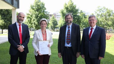 Wirtschaftsministerin Dr. Nicole Hoffmeister-Kraut überreichte den Förderbescheid an Prof. Dr. Dirk Reichardt und Prof. Dr. Thomas Kessel (beide DHBW Stuttgart) sowie Prof. Dr. Peter Väterlein (Vizepräsident der DHBW) 