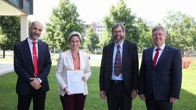 Wirtschaftsministerin Dr. Nicole Hoffmeister-Kraut überreichte den Förderbescheid an Prof. Dr. Dirk Reichardt und Prof. Dr. Thomas Kessel (beide DHBW Stuttgart) sowie Prof. Dr. Peter Väterlein (Vizepräsident der DHBW) Wirtschaftsministerin Dr. Nicole Hoffmeister-Kraut überreichte den Förderbescheid an Prof. Dr. Dirk Reichardt und Prof. Dr. Thomas Kessel (beide DHBW Stuttgart) sowie Prof. Dr. Peter Väterlein (Vizepräsident der DHBW)