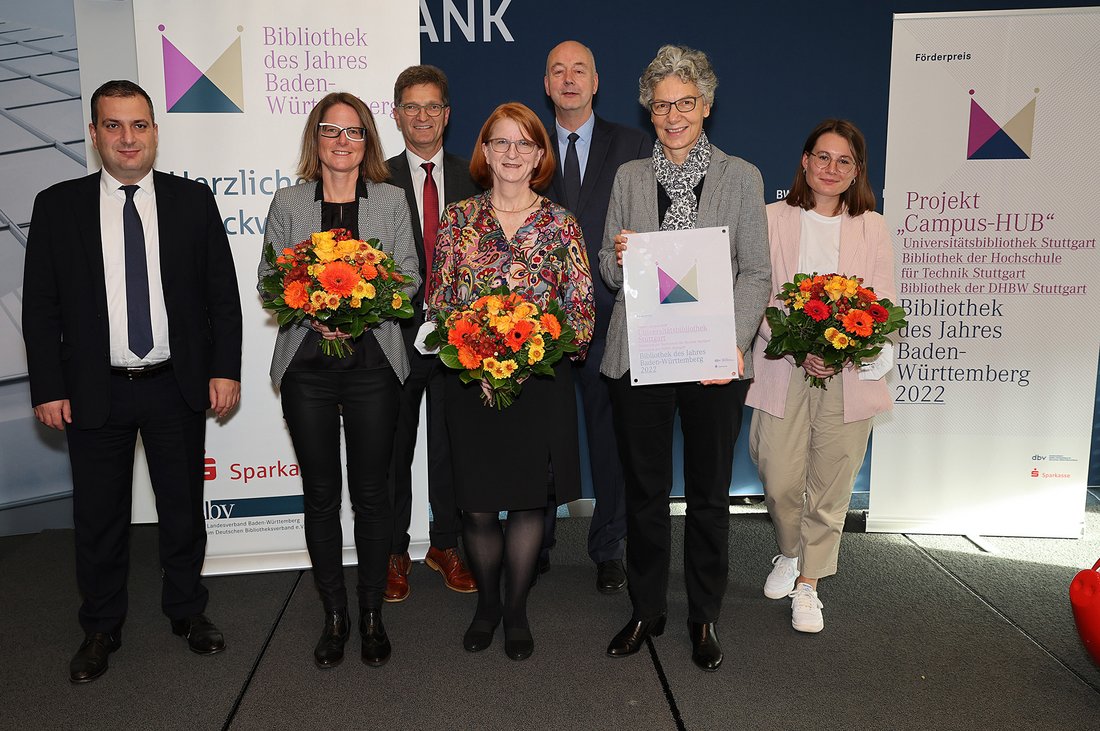 Vertreter von Sparkasse und dbv mit Dr. Maria Gramlich (DHBW Stuttgart), Petra Sperling (HFT), Dr. Helge Steenweg (Uni Stuttgart), Dr. Simone Rehm (Uni Stuttgart), Amelie Schreck (Uni Stuttgart).