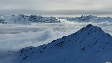 Über den Wolken: Berggipfel im Sonnenschein