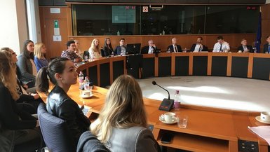 Absolventinnen und Absolventen der DHBW Stuttgart präsentieren Studienergebnisse zum autonomen Fahren im Europaparlament in Brüssel