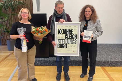 Professorin Dipl.-Ing. Anke Gärtner-Niemann & Professorin Dr. Beate Sieger-Hanus ehren Heribert Krekel für seine Arbeit im Gleichstellungsbüro