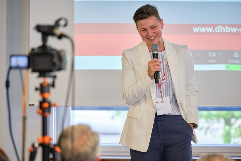 Prof. Dr. Lisa-Marie Kreß hat durch den Festakt geführt