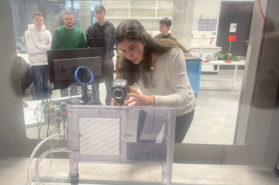 Studentin bei der Messung der Temperatur der Kühlplatte mittels Thermokamera.