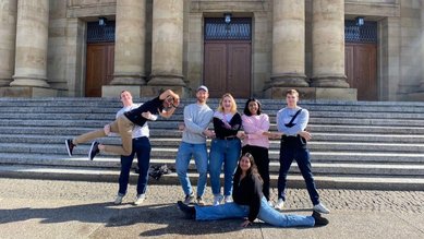 Gruppenbild vor dem Staatstheater Stuttgart