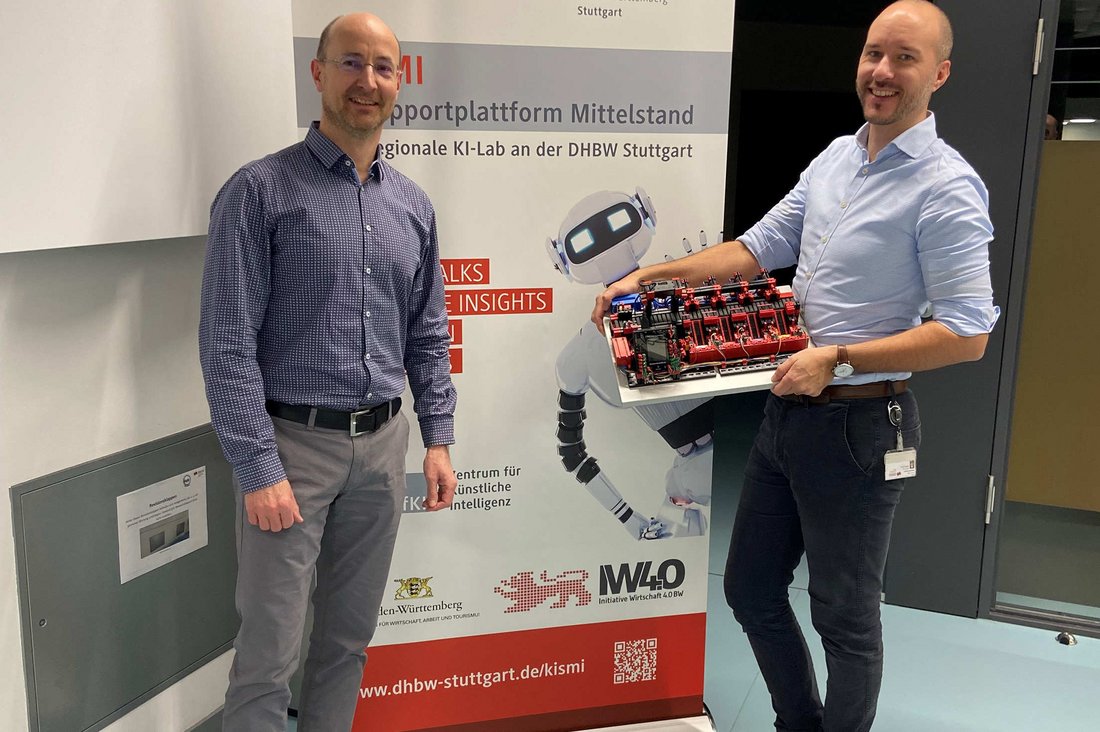 Prof. Dr. Janko Dietzsch und Prof. Dr. Matthias Drüppel vor einem DHBW Stuttgart Aufsteller