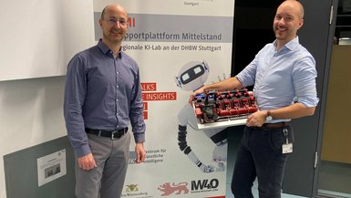 Prof. Dr. Janko Dietzsch (li.) und Prof. Dr. Matthias Drüppel Prof. Dr. Janko Dietzsch und Prof. Dr. Matthias Drüppel vor einem DHBW Stuttgart Aufsteller