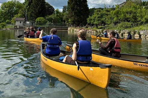 Auf dem Neckar unterwegs: Technik-Studentinnen der DHBW Stuttgart und des Campus Horb lernten während des Paddel-Events Einiges über Teambuildung und Teamführung.