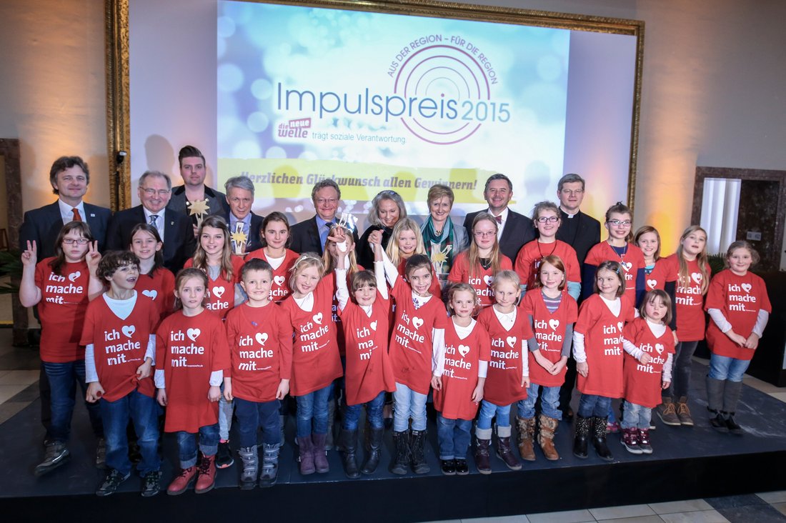 Gruppenfoto Verleihung Impulspreis 2015 mit Sebastian Bauer (hintere Reihe, 3. von links)
