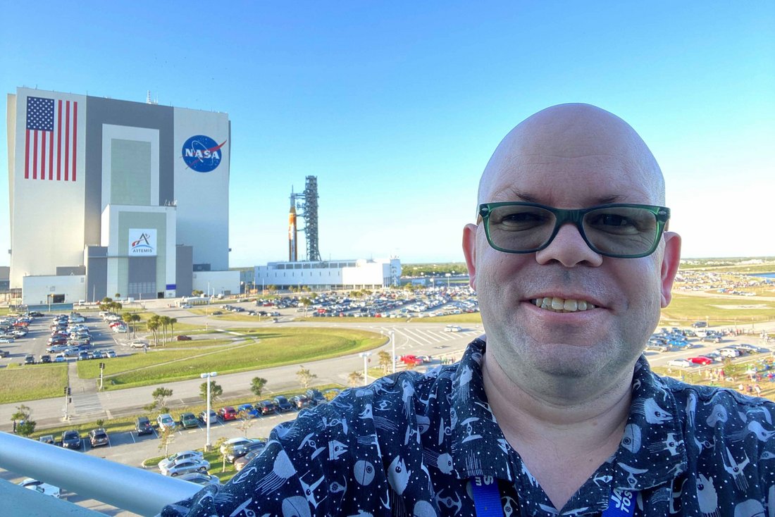 Christoph Wagner vor dem im Kennedy Space Center