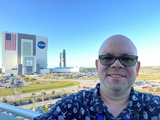Christoph Wagner vor dem im Kennedy Space Center
