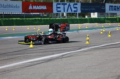 Das Formula Student Team der DHBW Stuttgart mit dem eSleek22 beim Saisonabschluss auf dem Hockenheimring.