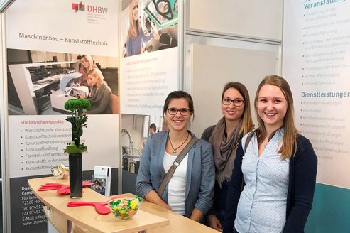 Studentinnen bei der FAKUMA