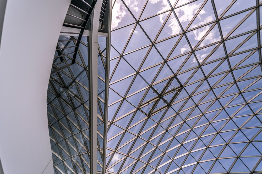 Blick ins Dach des Atriums im Technikgebäude, wo die Gesangsvorträge stattfinden. 