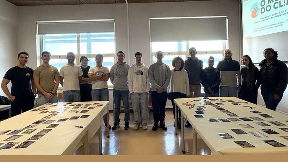 Climate Fresk Implementation at the School of Technology and Management - Polytechnic Institute of Leiria. Gruppenbild, im Vordergrund stehen zwei Tische, auf denen Karten liegen.