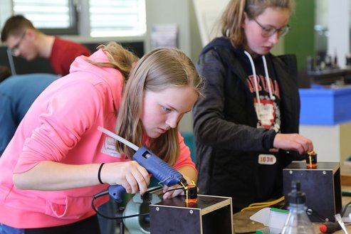 Girls'Day am Campus Horb: Schülerinnen beim Bau einer Wasserstrahlrakete