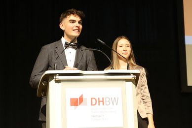 Leon Ajdinovic und Alexandra Volkov bei der Absolventenrede