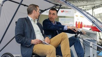 Prof. Mandel und Cem Özdemir MdB mit dem EduMotion-Fahrzeug auf der i-mobility-Messe