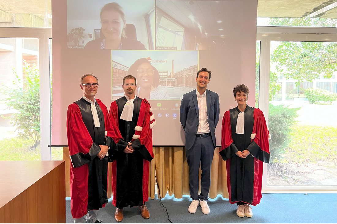Erfolgreiche Promotion am ZEF: v.l.n.r.: Prof. Dr. Lars Meyer-Waarden, Prof. Dr. Marc Kuhn, Maximilian Schwing, Prof. Dr. Sandra Laporte (Hintergrund v.l.n.r.: Prof. Dr. Silja Hoffmann, Prof. Dr. Jessie Pallud)