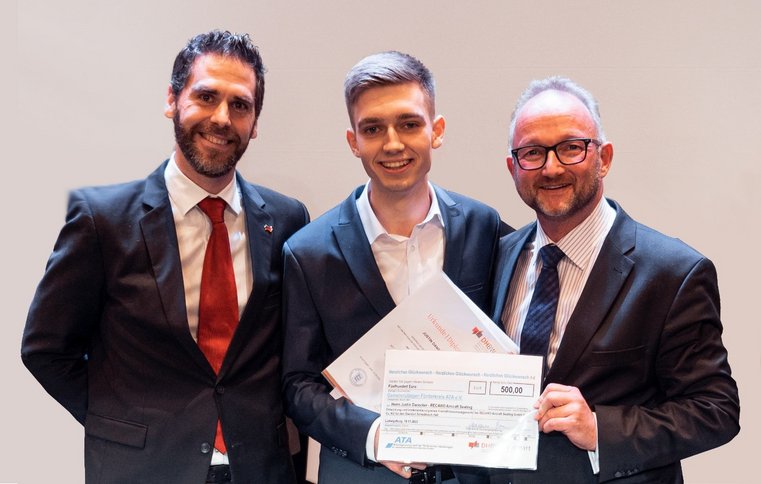 Preisträger Justin Danecker mit Studiengangsleitung WIW-FM Prof. Dr. Bossmann (links) und Prof. Dr. Homann (rechts) Preisträger Justin Danecker mit Studiengangsleitung WIW-FM Prof. Dr. Bossmann (links) und Prof. Dr. Homann (rechts)