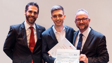 Preisträger Justin Danecker mit Studiengangsleitung WIW-FM Prof. Dr. Bossmann (links) und Prof. Dr. Homann (rechts) Preisträger Justin Danecker mit Studiengangsleitung WIW-FM Prof. Dr. Bossmann (links) und Prof. Dr. Homann (rechts)
