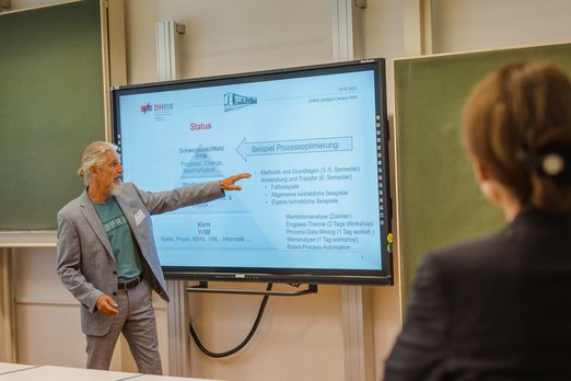 Prof. Ulf-R. Müller präsentiert Prof. Dr. Martina Klärle den Studiengang Wirtschaftsingenieurwesen am Campus Horb