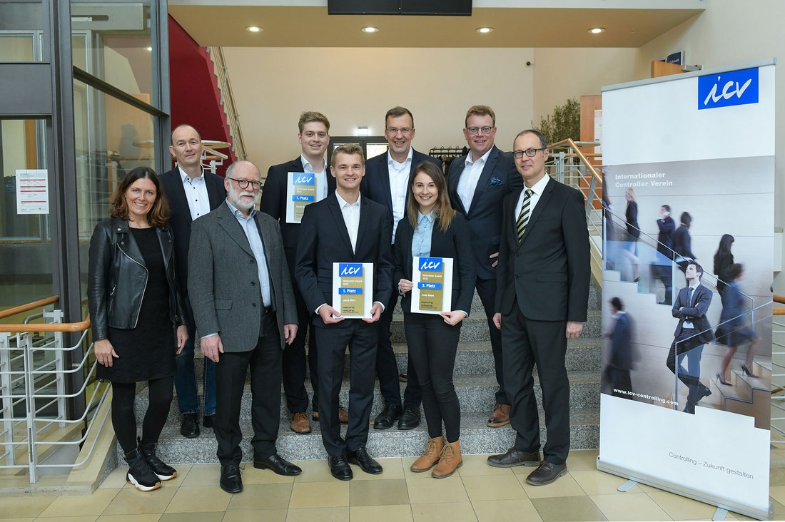 Jury und Preisträger: Prof. Nicole Jekel, Gerhard Radinger, Dr. Walter Schmidt, Daniel Braun, Jakob Merz, Prof. Utz Schäffer, Anna Adem, Matthias von Daacke, Prof. Roman Stoi (v.l.n.r). 