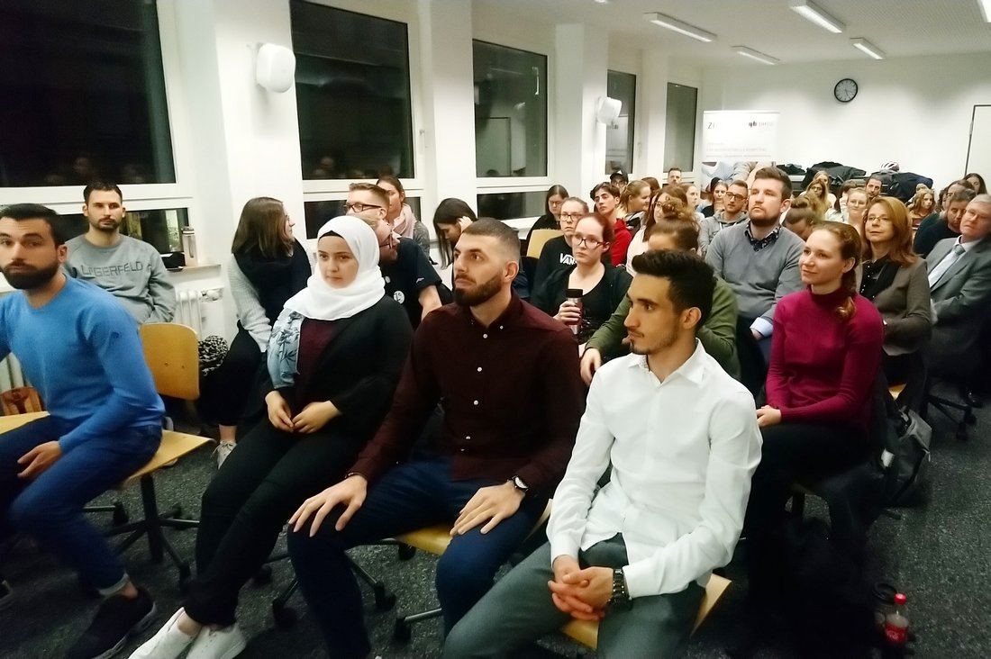 Besucher*innen der ZIK-Veranstaltung "Das Porsche Integrationsprogramm für Geflüchtete als Best Practice" an der DHBW Stuttgart