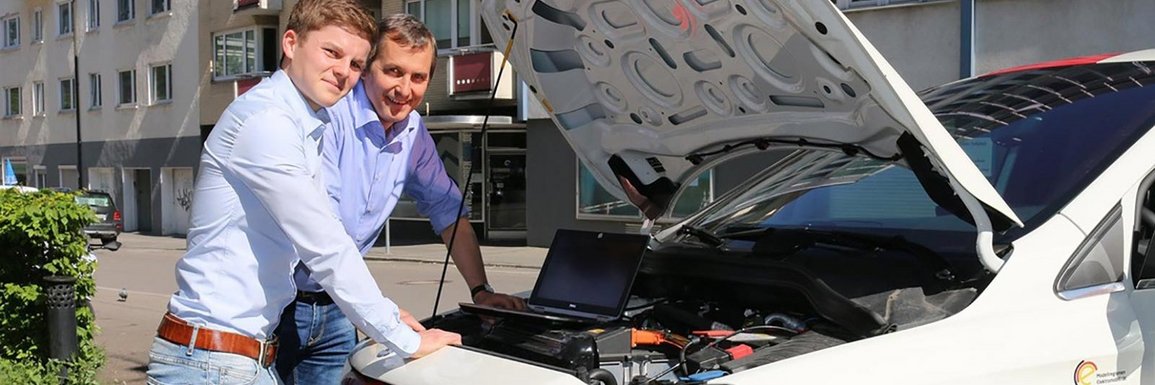 Prof. Dr.-Ing. Mandel mit einem Studierenden am Triple eCar