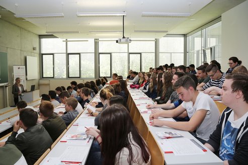 Schülerinnen und Schüler bei einer Infoveranstaltung am Campus Horb