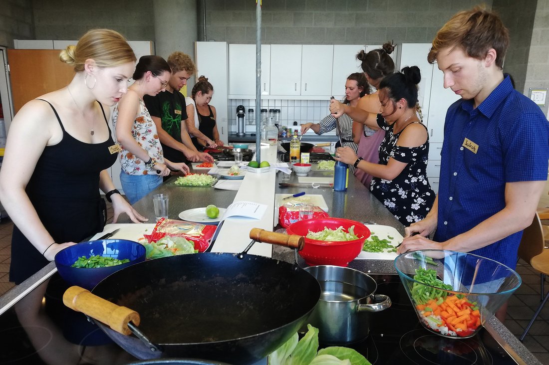 Studierende der DHBW Stuttgart kochen im Rahmen der Ringvorlesung "So isst die Welt" philippinisch. 