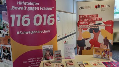 Großaufnahme der Infomaterialien, die am Info-Stand der Fakultät Sozialwesen am 25.11.2025 verteilt wurden.