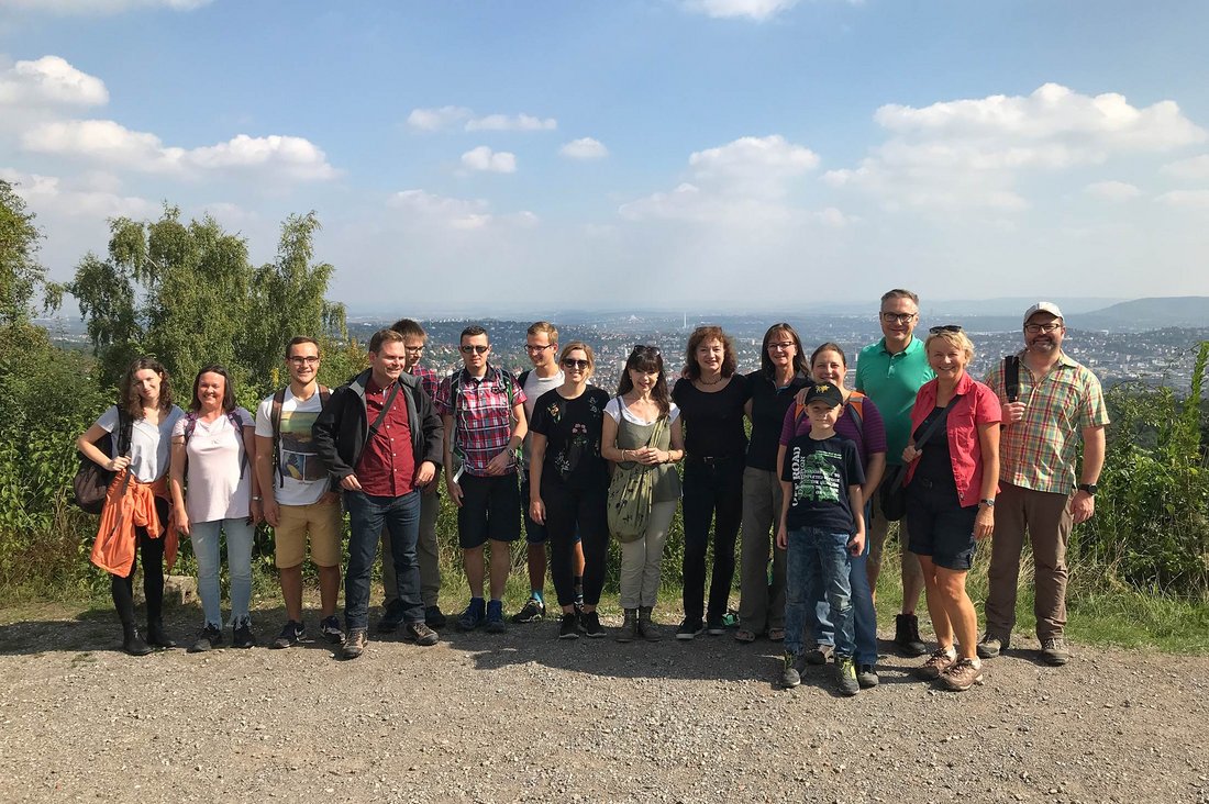 Beschäftigte und Studierende der DHBW Stuttgart vor dem Schloss Solitude