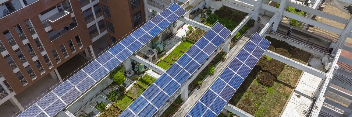 Modernes Gebäude mit Solarpanels auf dem Dach
