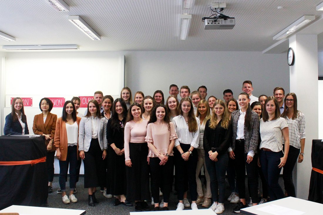 Studierende der DHBW Stuttgart stellen Geschäftsidee "Studarity" vor.