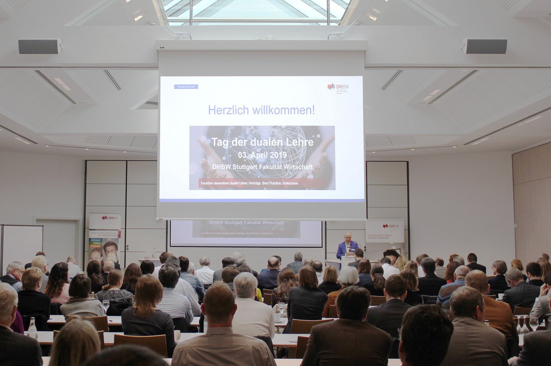 Gefüllter Saal beim Tag der dualen Lehre an der DHBW Stuttgart