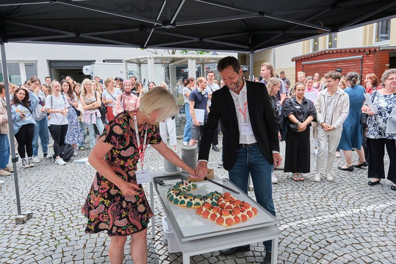 Gemeinsam schneiden Dekan Krause und Prodekanin Sagmeister die Geburtstagstorte an