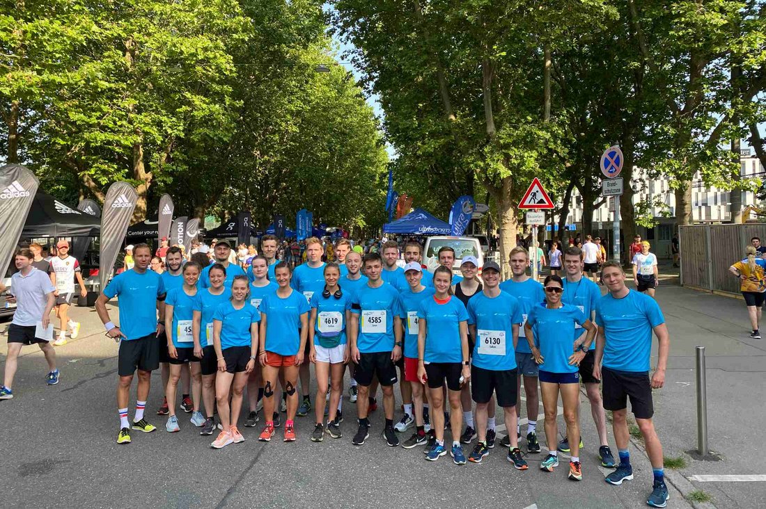 Gruppenfoto des Teams der DHBW Stuttgart beim Halbmarathon des Stuttgart-Laufs 2022