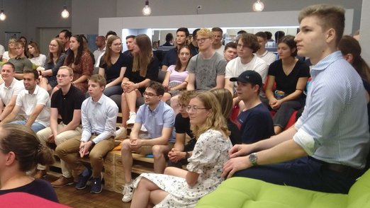 Gruppenfoto mit Studierenden